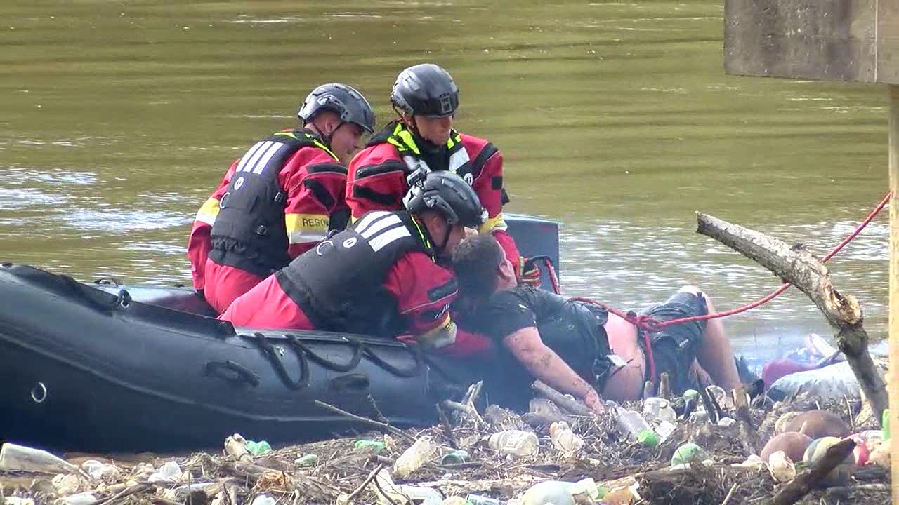 Crews rescue kayaker from flooded Catawba River - YouTube