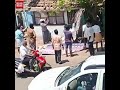 வீட்டை நொறுக்கும் கும்பல்... பின்னணி என்ன?