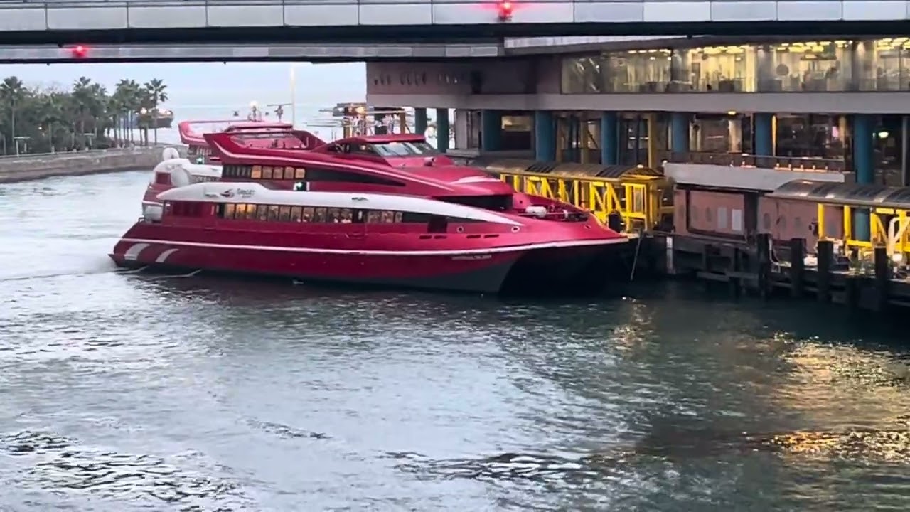 Universal Mk2004 進入上環港澳碼頭￼￼