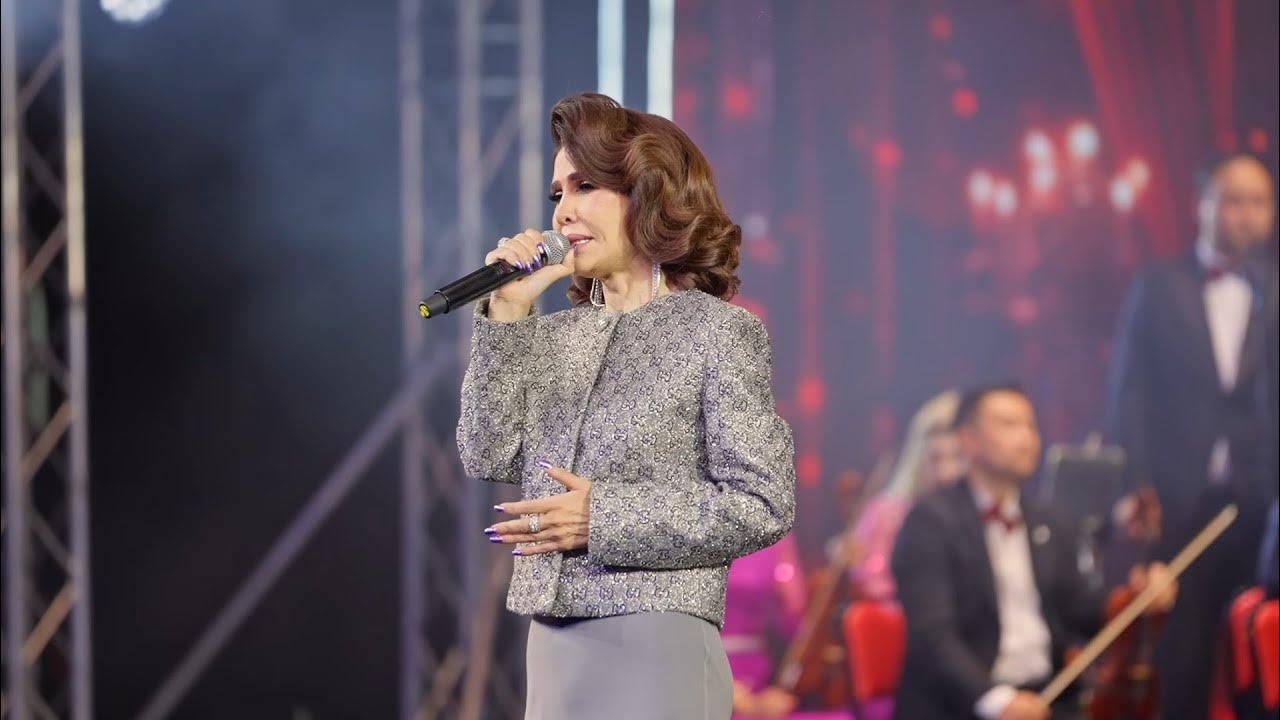 Yosh qiz birinchi marta porno kastingga keldi va juda uyatchan