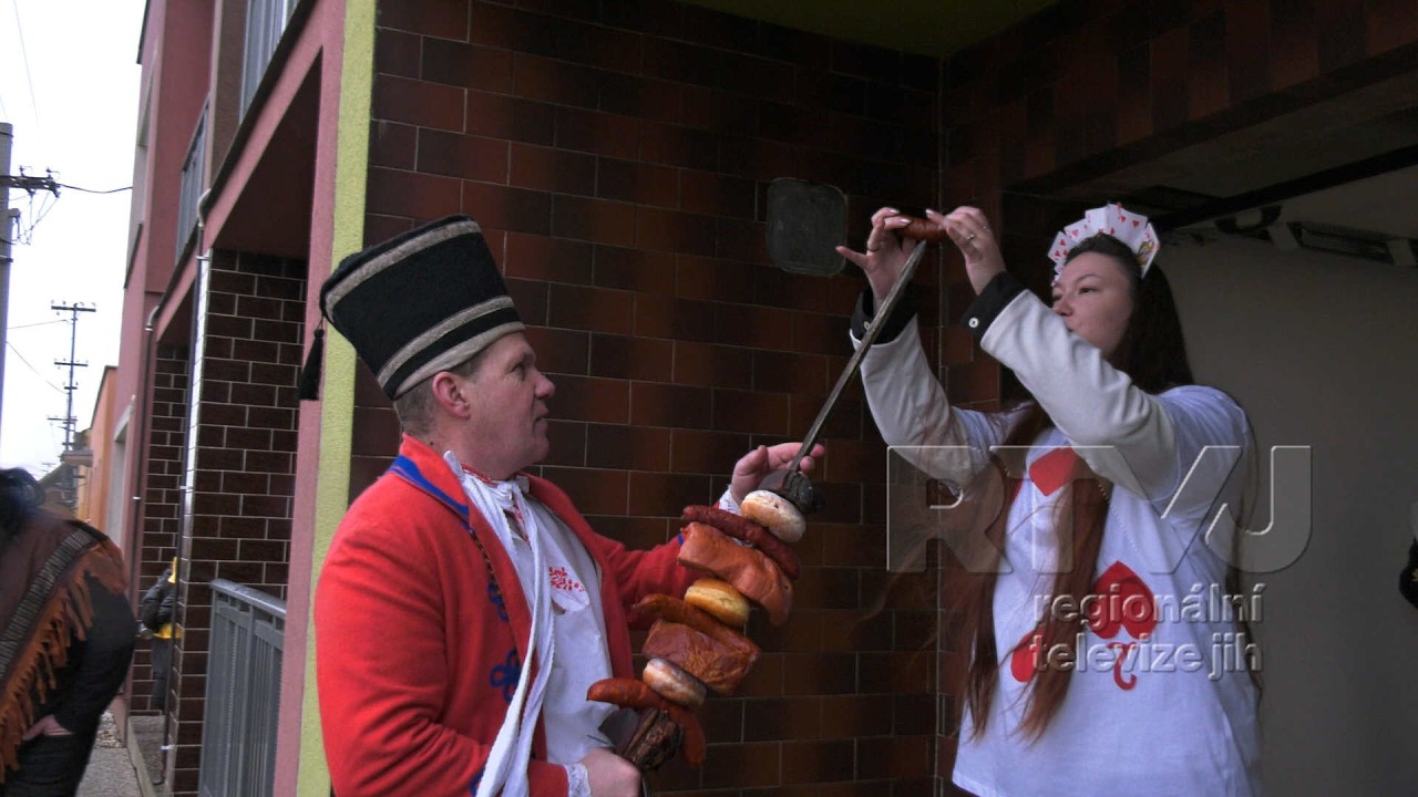 Masky ve fašaňkovém průvodu v Moravském Žižkově neodradil ani déšť