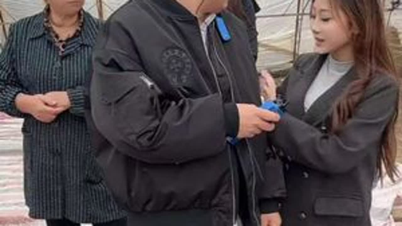 这小美女挺有意思#户外搞笑#娱乐撩妹 #搞笑视频纯属娱乐开心就好 #看一遍笑一遍