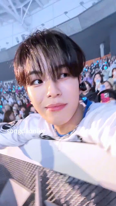 Jaehyuk with the fans hits different!🥰 #JAEHYUK #TREASURE #트레저 #kpop #shorts #fyp