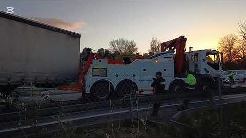 Semirremolque se desacopla de su tractora en la entrada de la AP-7 en Gelida