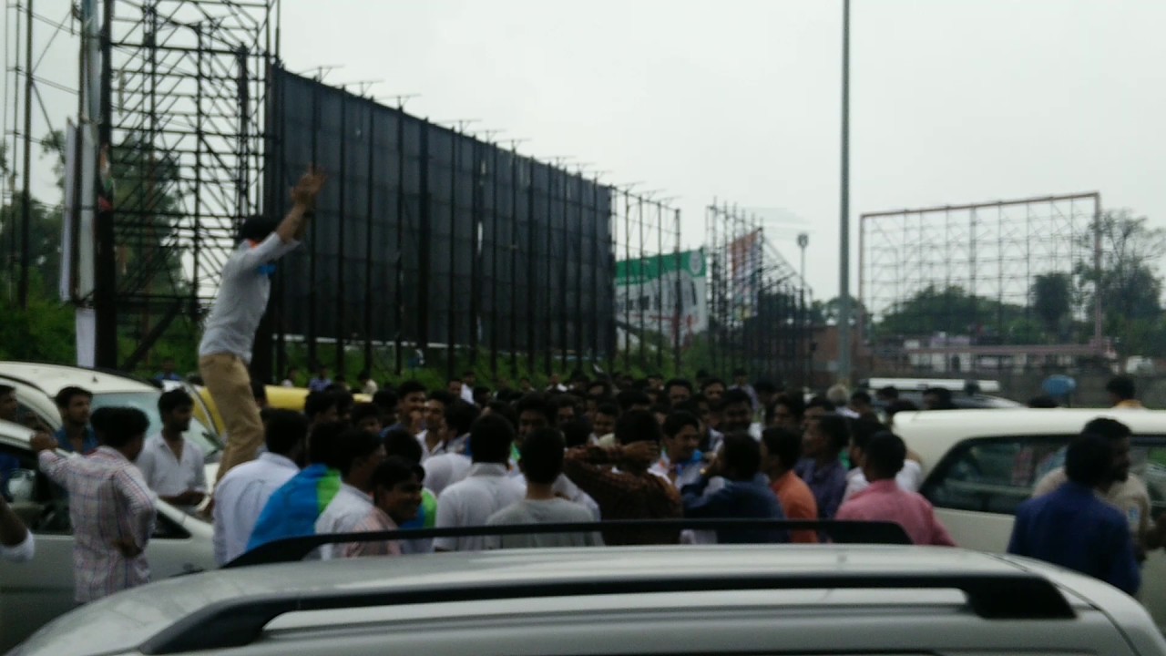 Nsui welcomes shri raj Babbar in Lucknow airport