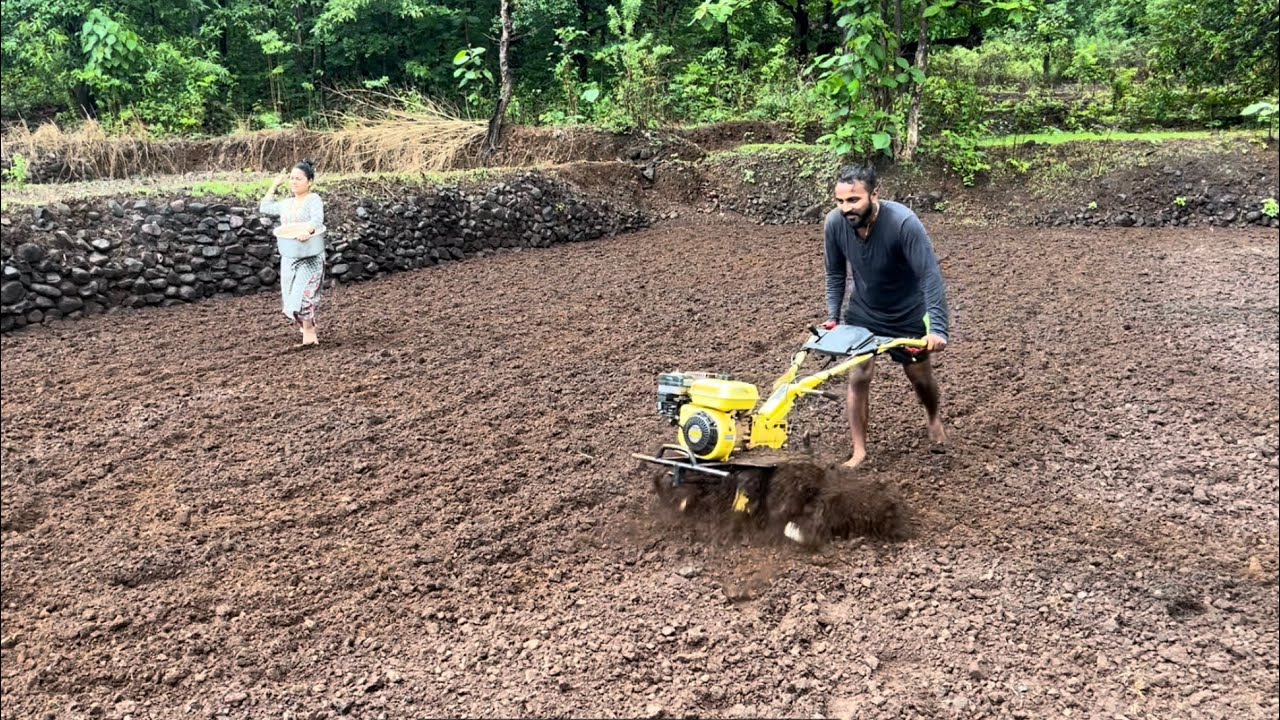 कोकणातील पहिला पाउस पेरणी।बायकोने  ठेवला पहिल पाउल शेतात😛।हसरी आजी🥰