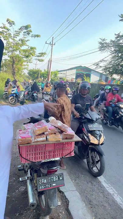 Uang dari penonton, roti untuk yang membutuhkan. Indahnya saling bantu part 3