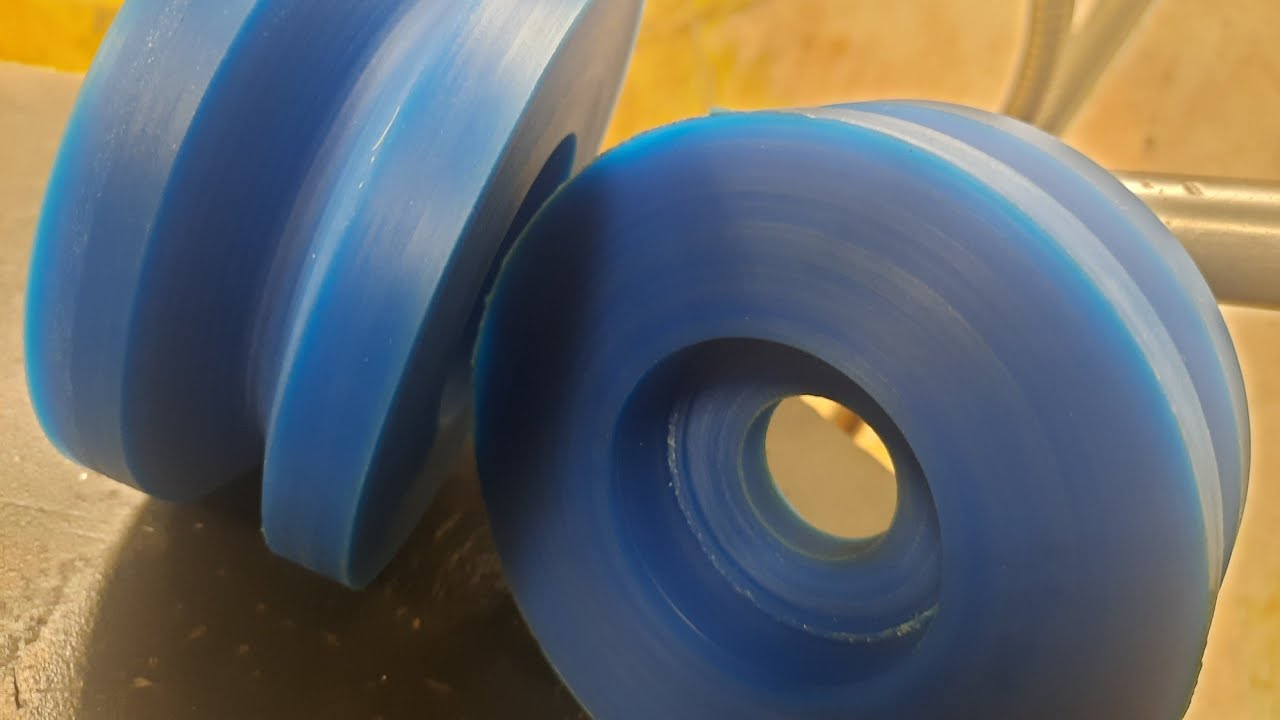 Полиуретан, проточка на токарном станке. ооочень грязно, быстые обороты ...