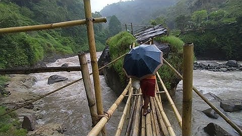 Ngeri‼️Melihat Warga Cianjur Melintasi Jembatan Yang hampir Oleng