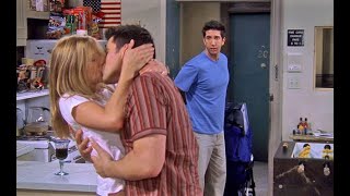 دوستان - راس جوی و ریچل را در حال بوسیدن می بیند.