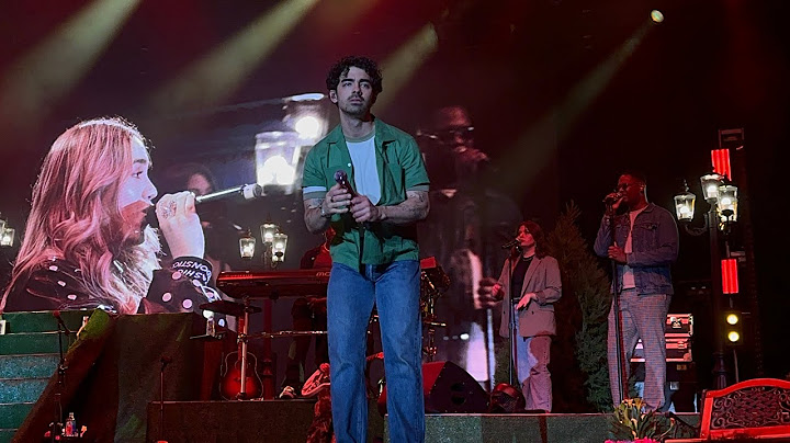 Joe Jonas & Ela Taubert Perform “Love Yourself” LIVE at Universal Orlando Mardi Gras 2025 2.8.25
