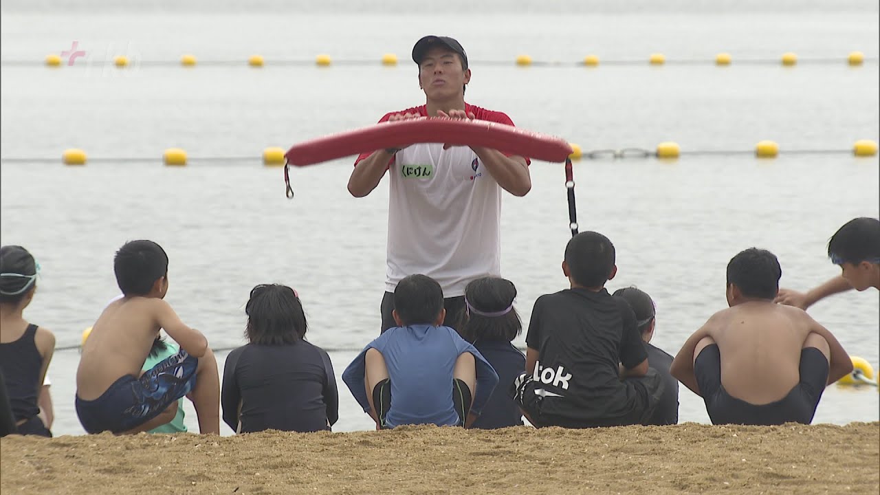 命を守るボードの「漕ぎ方」ライフセーバーが小学生１７０人に特別授業