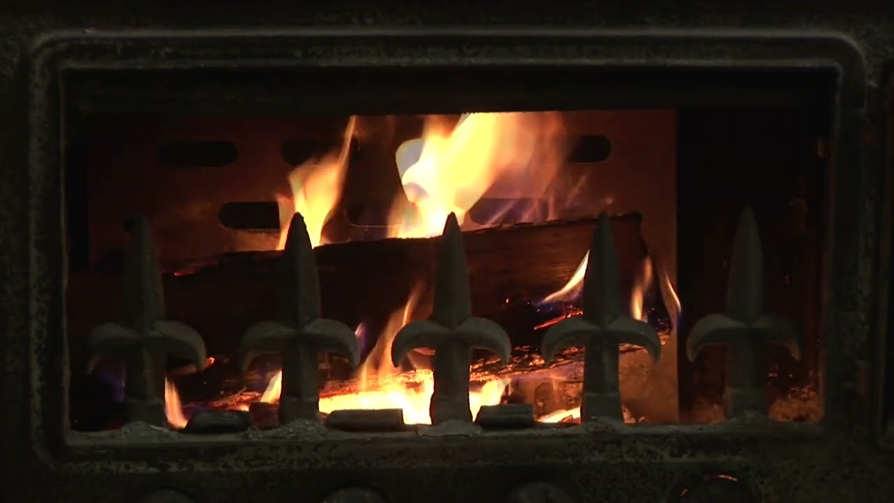 癒しの炎 ー Wood burning stove 【薪ストーブ】 - YouTube