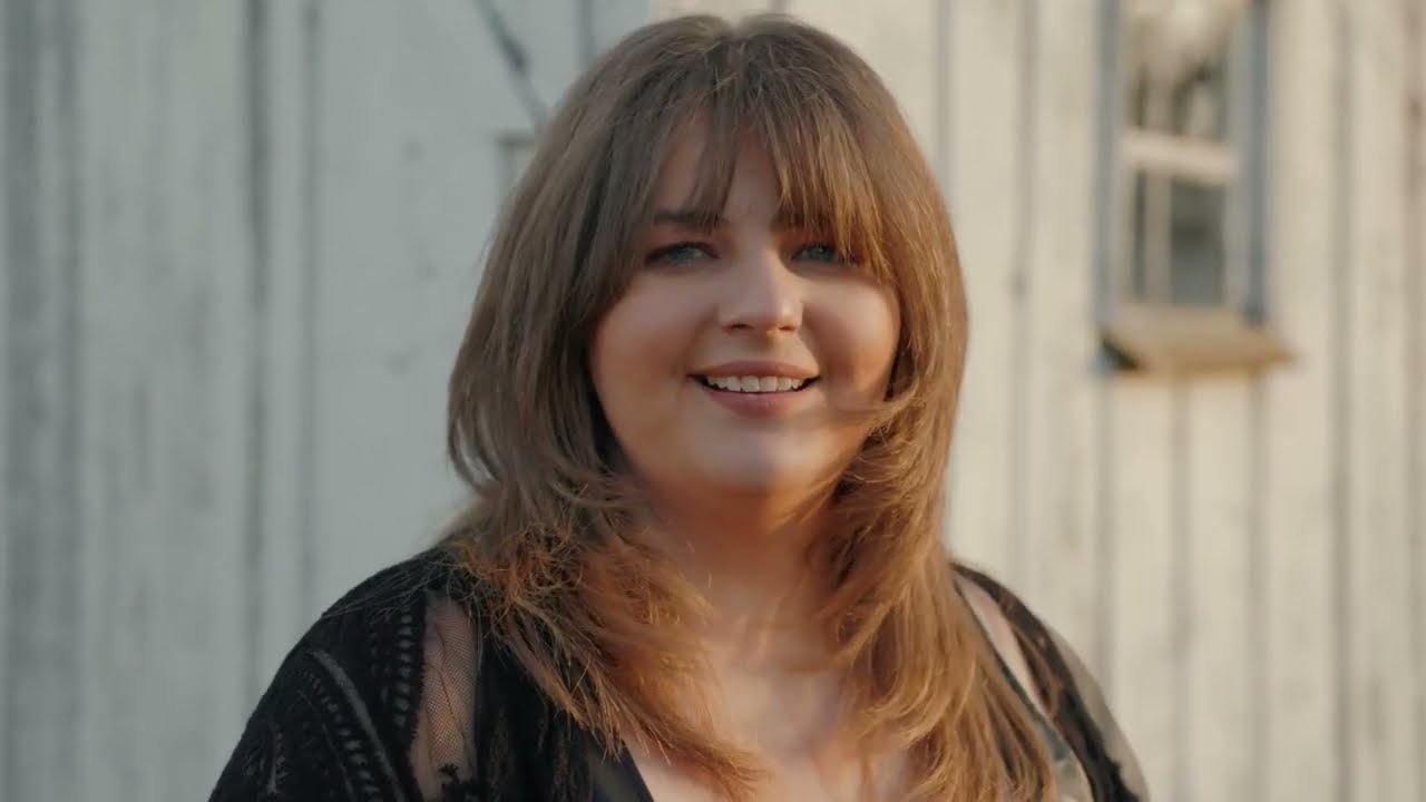 Olives by Emily Myers (Official Performance Video) adlı videoyu YouTube'da izle Olives by Emily Myers (Official Performance Video) adlı videoyu YouTube'da izle