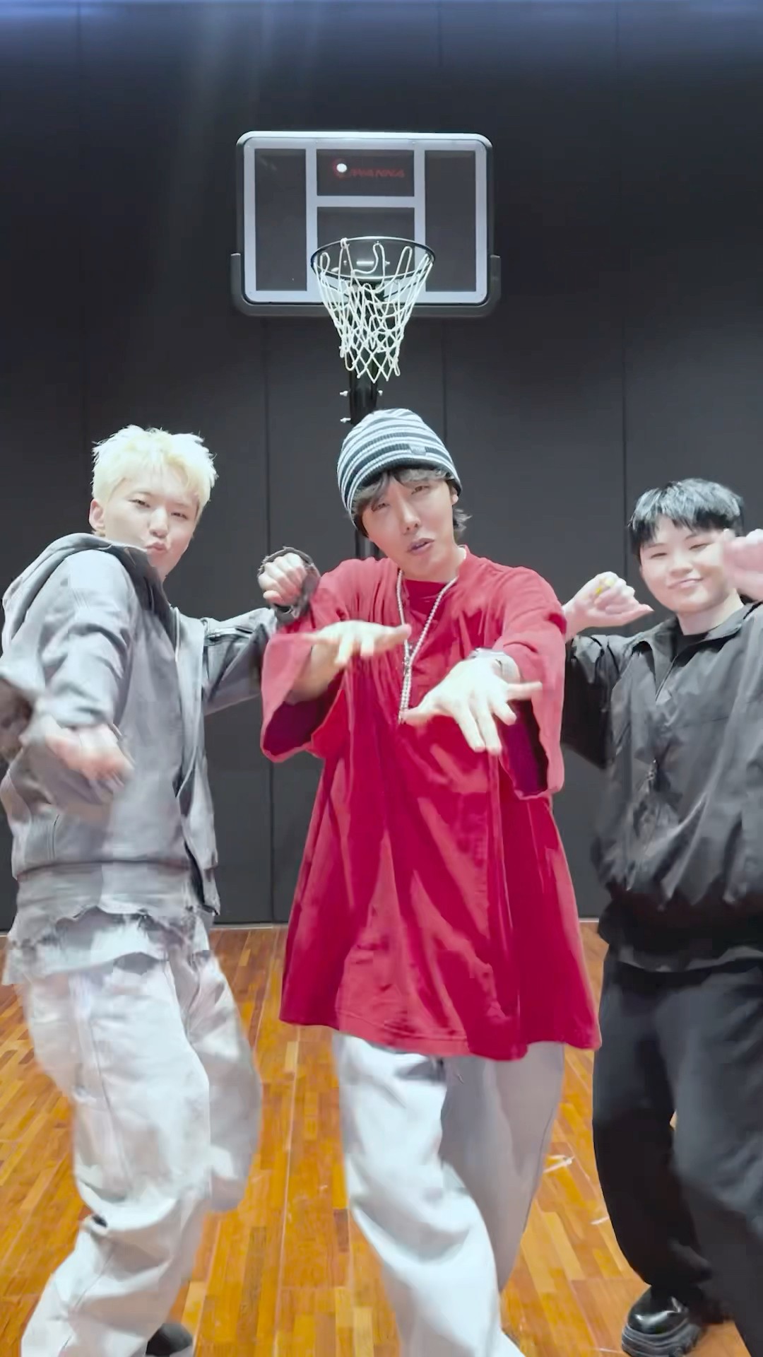 영상에서 스윗한 하트BEAM?이 쏟아져 내려와~ #제이홉 #jhope #jhope_SweetDreams #호시 #우지 #HOSHI #WOOZI #SEVENTEEN