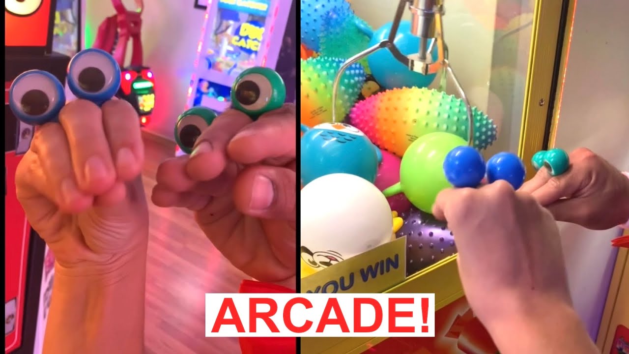 PUPPIES AND COOKIES PLAY THE CLAW MACHINE