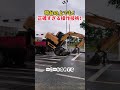 荷台の上でも！ 正確すぎる操作技術！    #ショベルカー #重機作業 #重機オペレーター #積み込み作業 #職人技のサムネイル