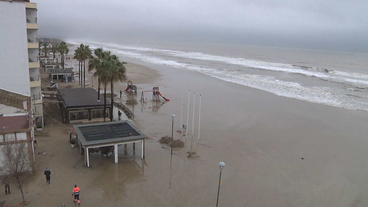 L'endemà del pas de 'Glòria' per Torredembarra: 70cm de sorra fins a tercera línia de mar