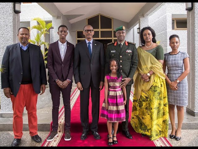 Perezida Kagame n'imiryango ya ba General barahiye mu ifoto y'urwibutso class=