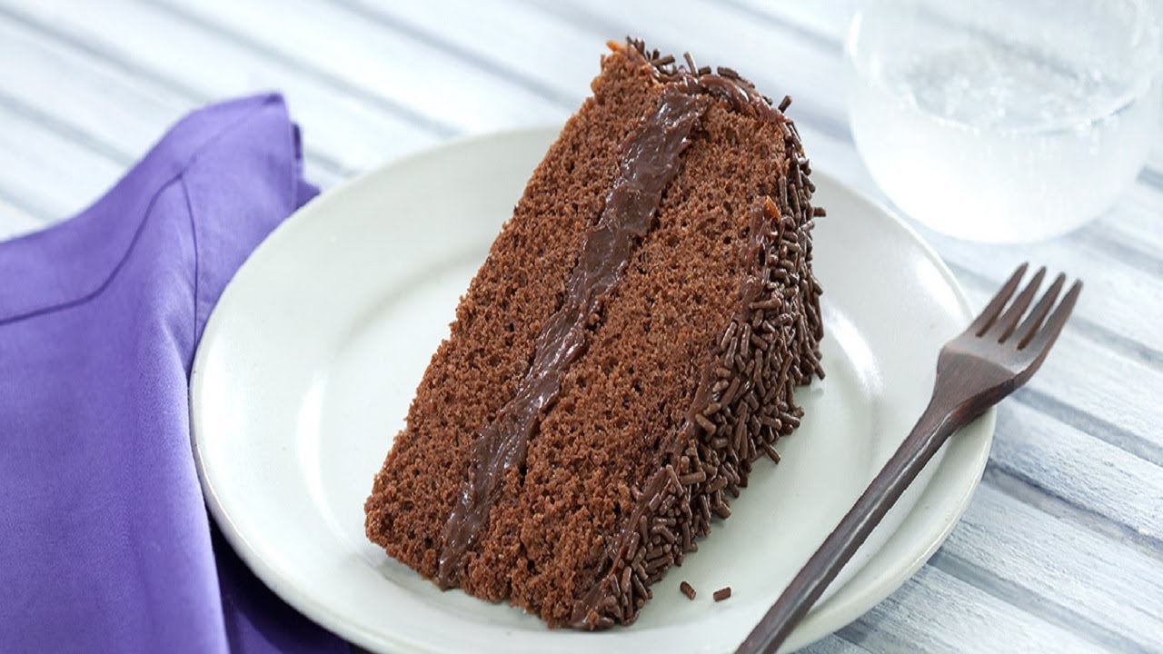 Bolo de Chocolate com Brigadeiro - Receitas Nestlé Bolo de Chocolate com Brigadeiro - Receitas Nestlé