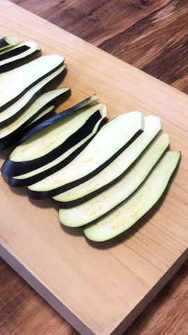 チヂミはナスで作るのが一番美味しいのでは、って思う美味しさ。モチモチ生地ととろける茄子の食感にハマります。生地に麺つゆで出汁のうま味入れると拔群に美味しい。レシピ右上の點から説明欄へ#おうちごはん
