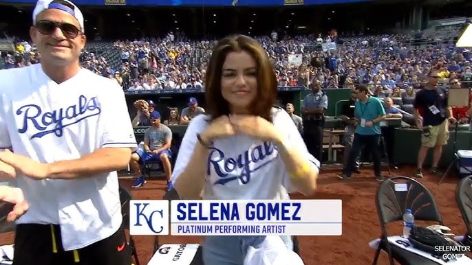 Selena with a fan at Spurs vs Lakers game