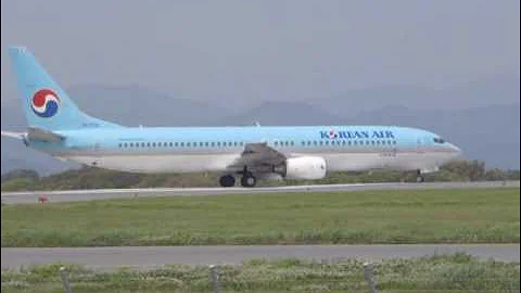 KAL B737-900 at Mt. Fuji Shizuoka Airport