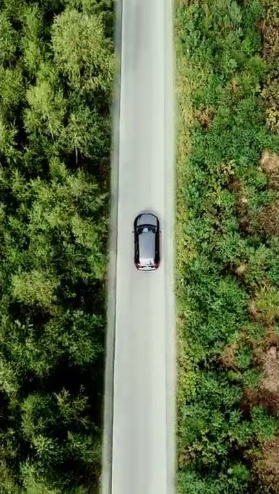 REKAMAN DRONE MOBIL YANG MELANJUT DI JALAN LURUS