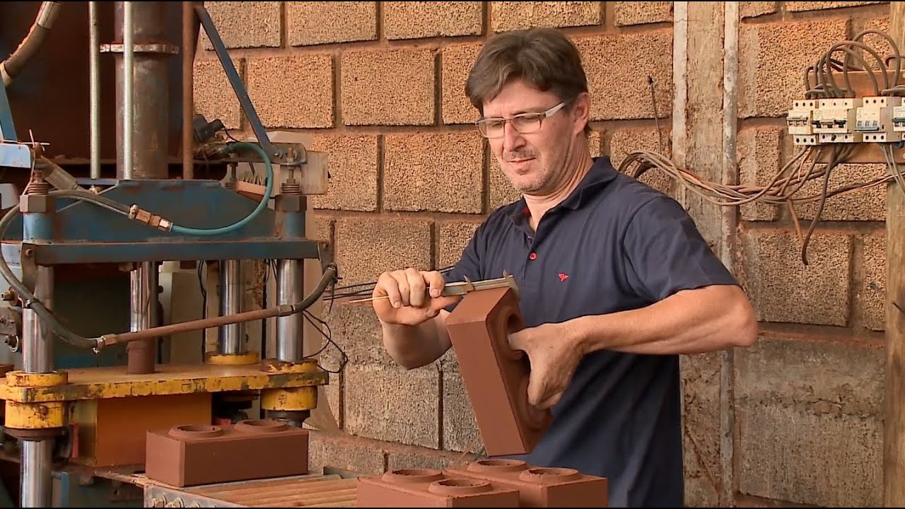 Unesp Notícias | Pesquisas da Unesp favorecem confecção de tijolos ecológicos feitos com terra