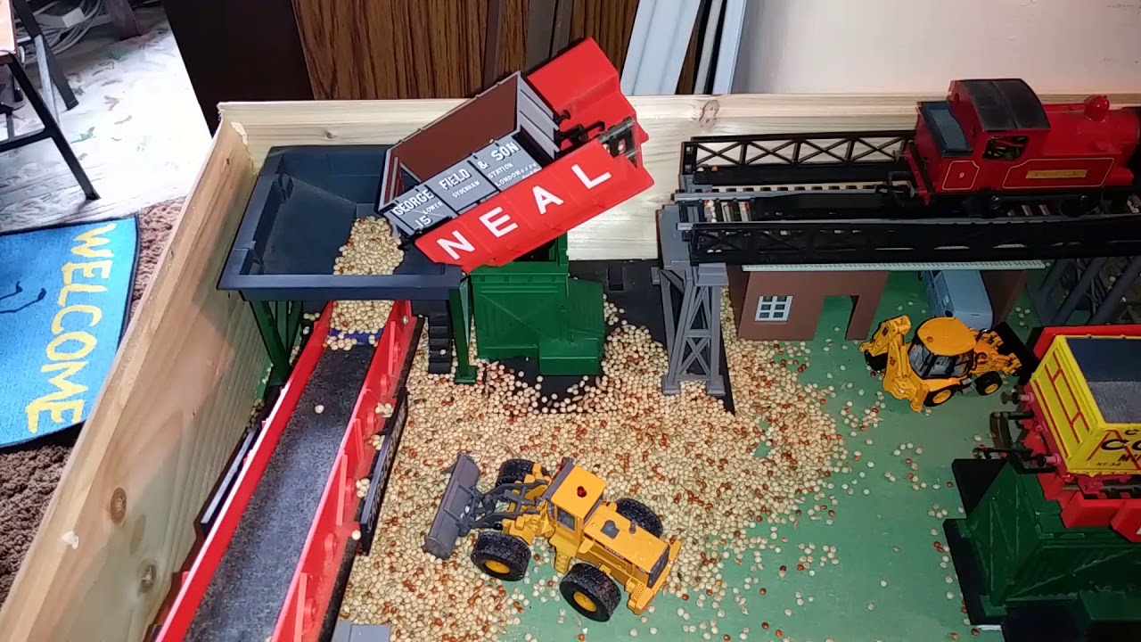 Hornby operating tipper and conveyor