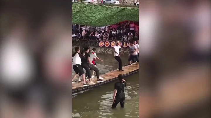 Man dances on rickety bridge as others struggle to keep balance - DayDayNews