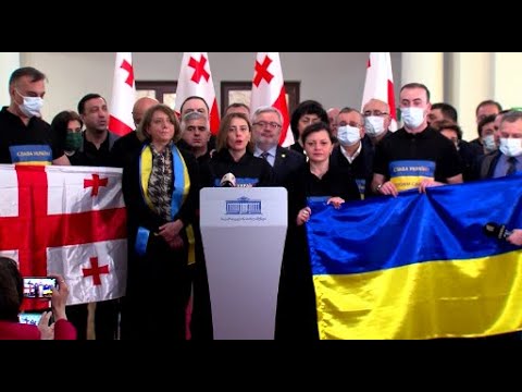 \"ოცნების\" მიერ ჩაშლილი უკრაინის მხარდამჭერი სხდომა და ოპოზიციის შესრულებული უკრაინის ჰიმნი ფოიეში