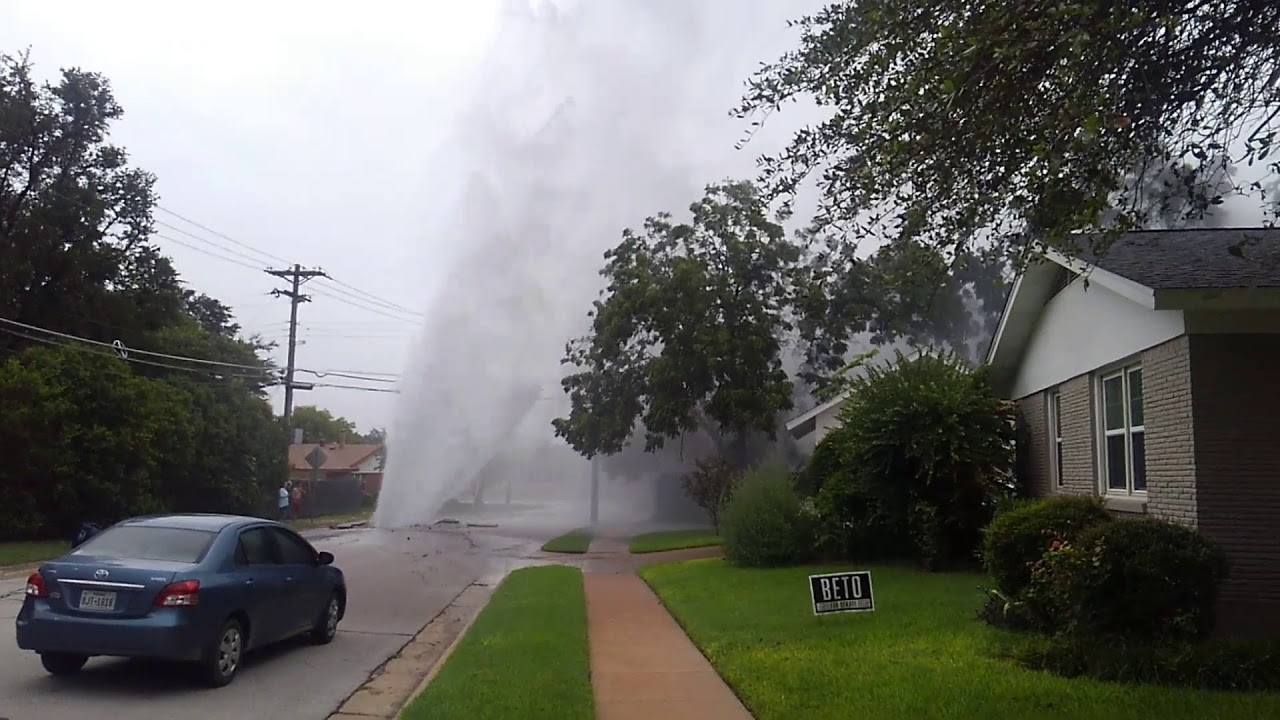 Fort Worth Water Main Break 1 - YouTube