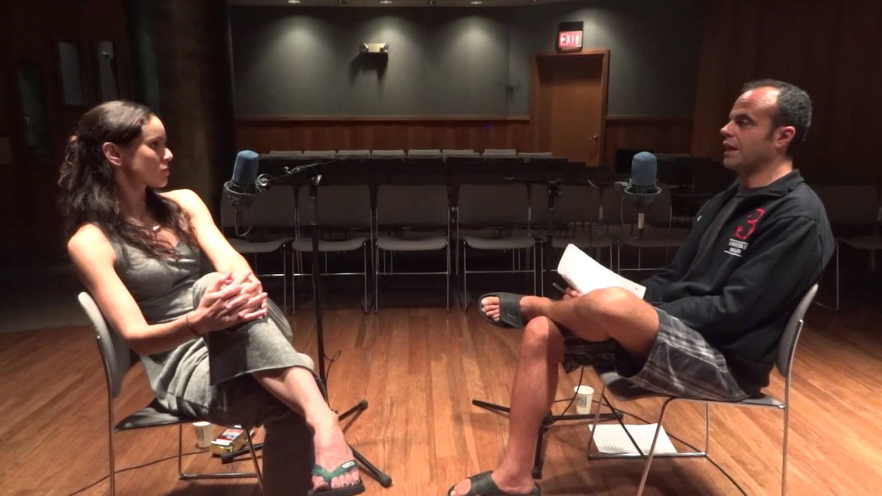 Сара Уэйн Кэллис из «Ходячих мертвецов» с радиоведущим из Гонолулу, Гавайи Дэйвом Лоуренсом — час...