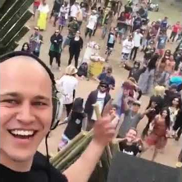 'Vai careca lazarento'