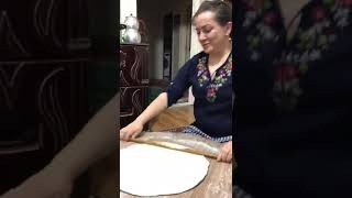 Hamur Açarken Deliren Kadın