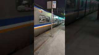 北上南非EMU-300與                    南下阿福號EMU-700相遇 ，在中壢車站