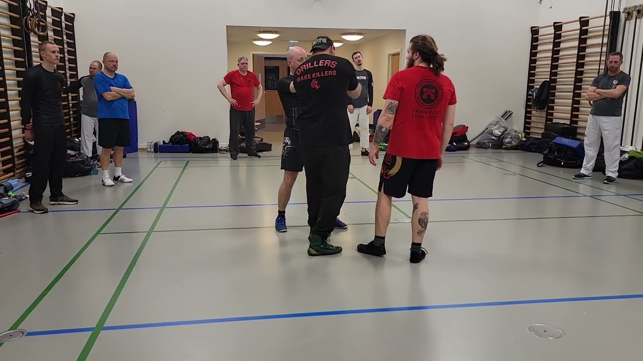 Травить и наносить удары