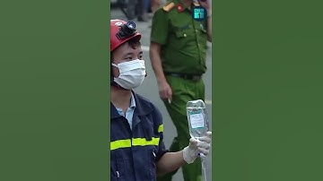 Cần bơm bê tông gãy đè trúng 4 công nhân | VTC1