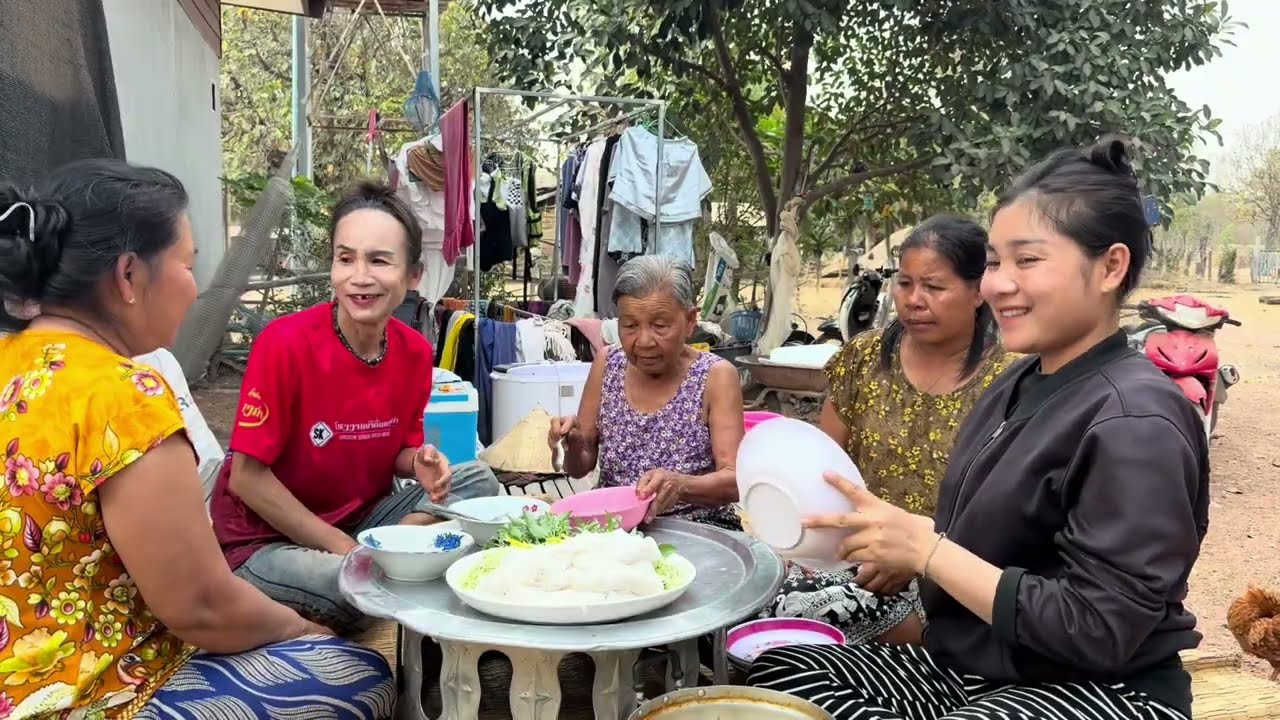 นานๆเจ้ เจี๊ยบมาเฮ็ดขะนมจีนย้ำอยาป่า กินแชบๆ