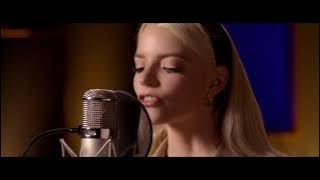 WERELDPREMIÈRE: Anya Taylor-Joy vertolkt 'Downtown (Downtempo)' van de #LastNightInSoho soundtrack.