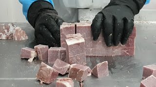 تقطيع لحم الجاموس المجمد بطريقة إحترافية. Cutting frozen buffalo meat in a professional manner .