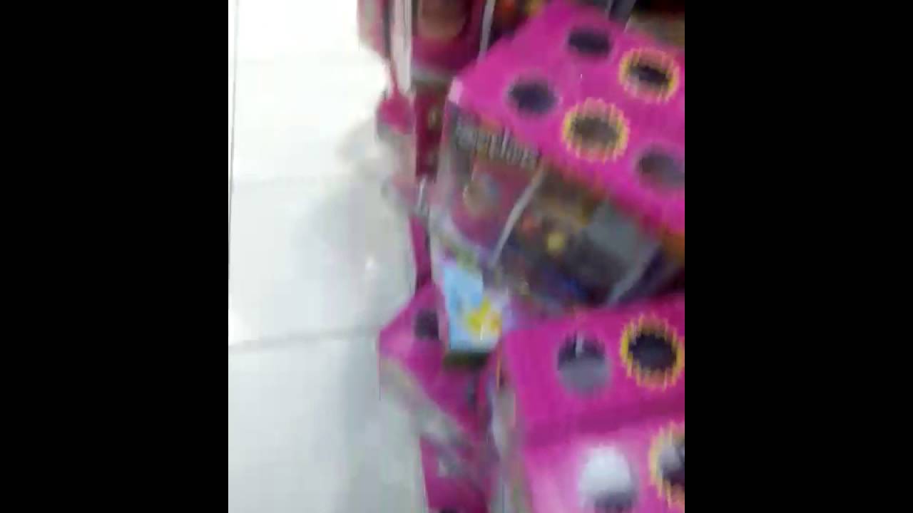 Ah Mainannya Keren Keren deh di Bazar Mainan, Kira kira Zara beli mainan apa ya?. 