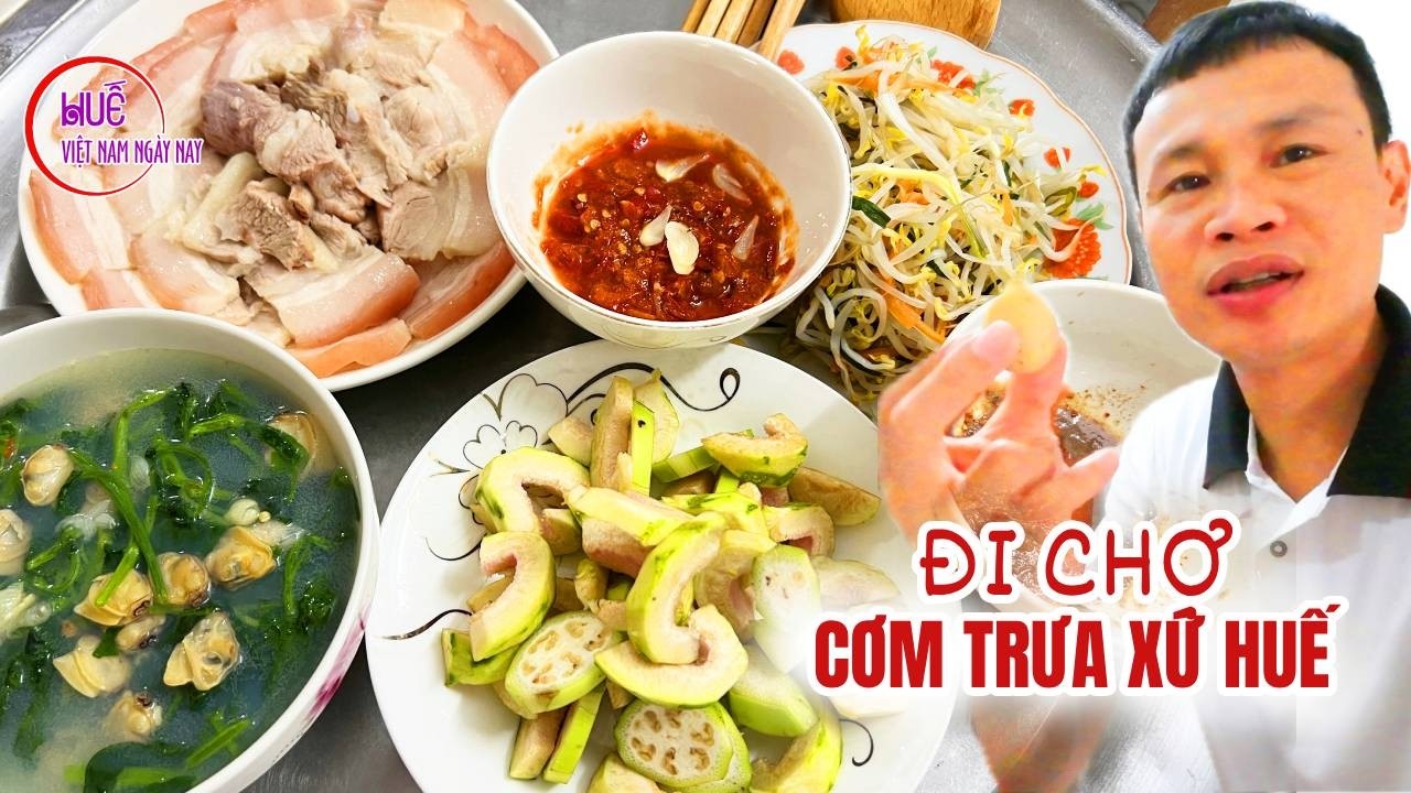 Mua hết món của Mệ bán ở chợ Trường An về nấu cơm trưa mùa mưa xứ Huế