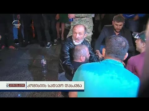 პარლამენტის წინ მიმდინარე აქციაზე ზაზა სარალიძესა და პოლიციას შორის სიტყვიერი დაპირისპირება მოხდა