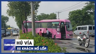 Hú vía vì xe khách nổ lốp, leo lên dải phân cách ở vùng ven TP HCM screenshot 4