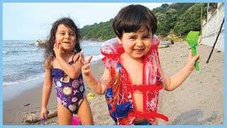 Kuzenler Duru, Yiğit Ve Deha Doruk Denizdeki Dalgalardan Kaçıyor Kumda Oynuyorlar Kids At The Sea