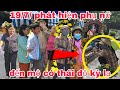 Khán giả viếng mộ rất đông phát hiện người phụ nữ có thai độ kỳ lạ