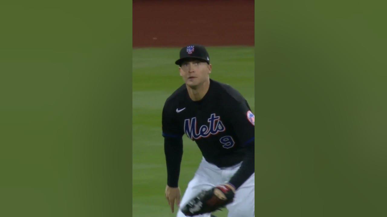 Brandon Nimmo laying out to make the catch. 