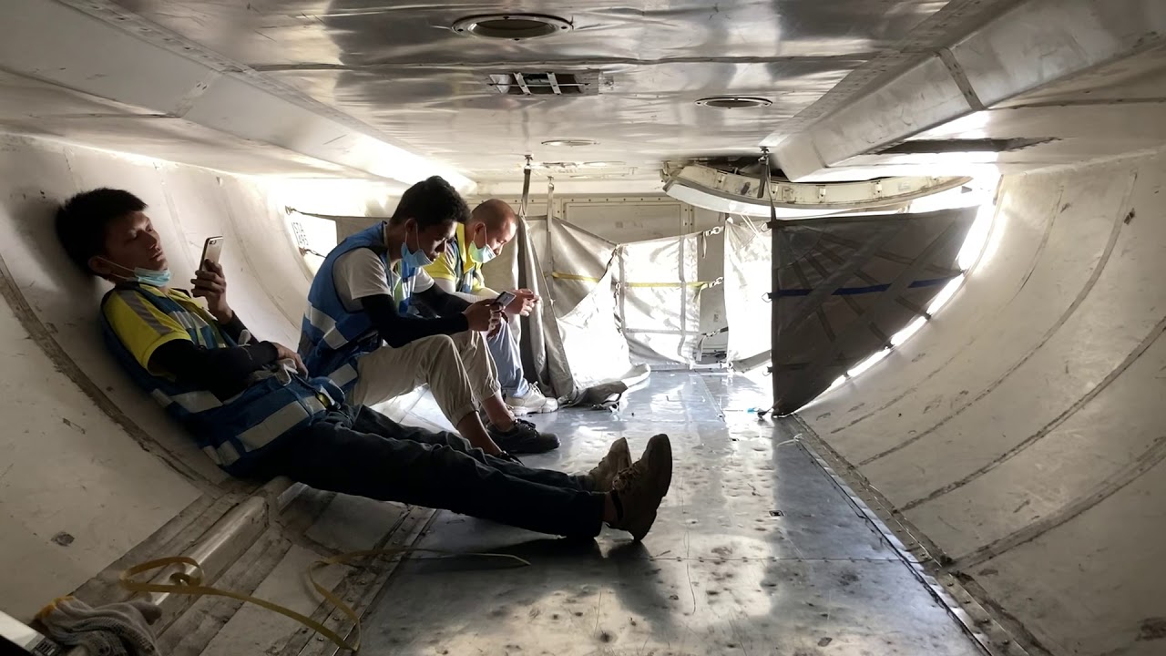 B737800 under cargo hold YouTube